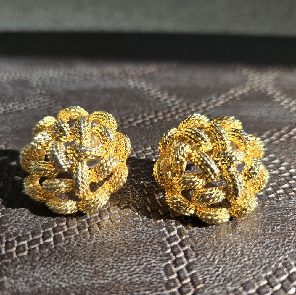 Monet Book Piece Vintage Gold Tone Textured Metal Knot Like Ear Clips – Signed